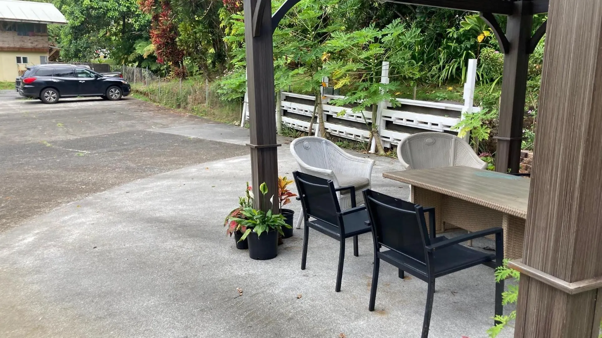 Hilo Bay Oceanfront Bed And Breakfast